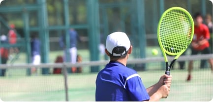 子供がテニスをしている様子